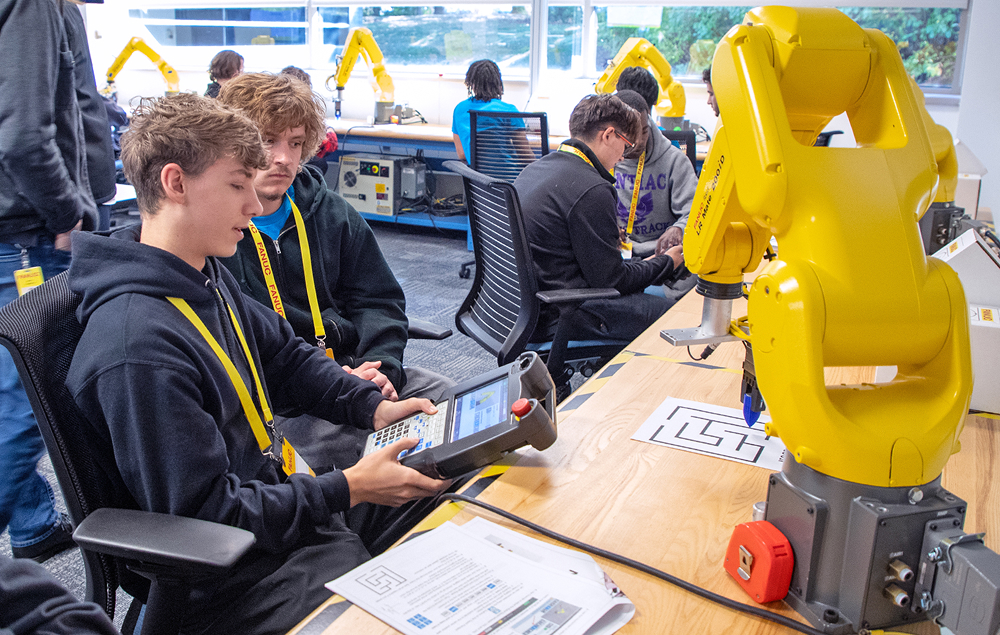 Students programming LR Mate 200iD